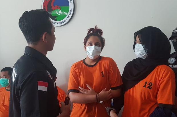Selundupkan Ekstasi,...