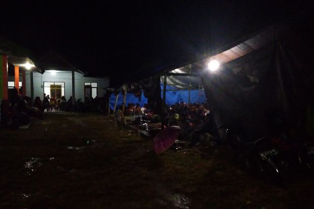 Ratusan Pengungsi Gempa...