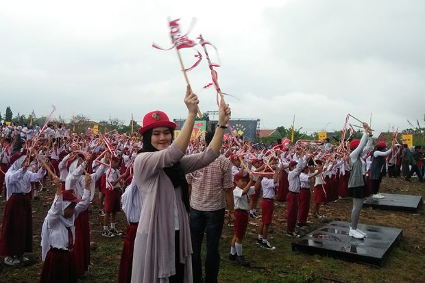 Di Bawah Guyuran Hujan,...
