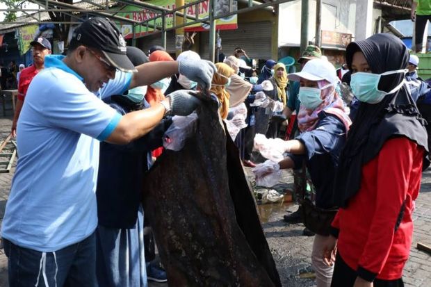 Ribuan Orang Gotong...
