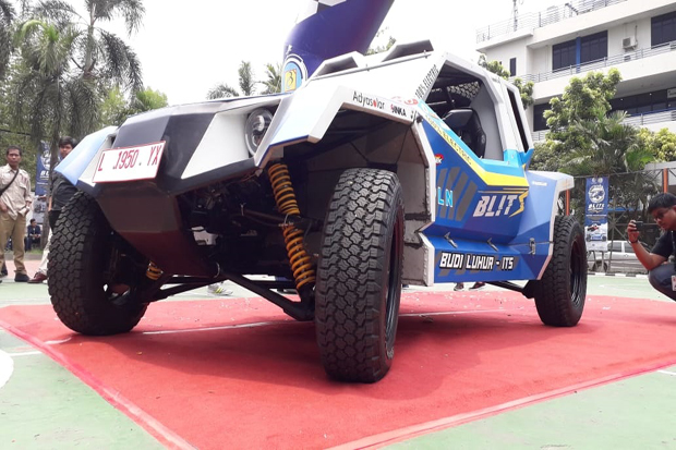 Blits Mobil Balap Listrik...