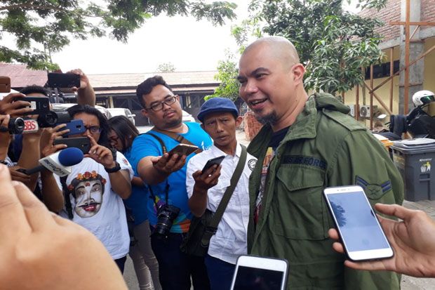 Ahmad Dhani Serahkan...
