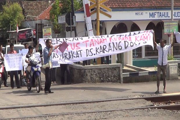 Tuntut Kejelasan Status...