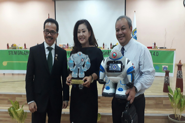 Robot July Bantu Anak...