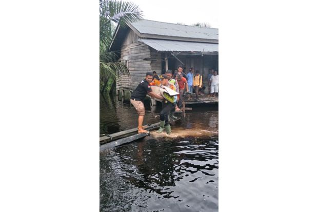 Diterjang Banjir, Bocah...
