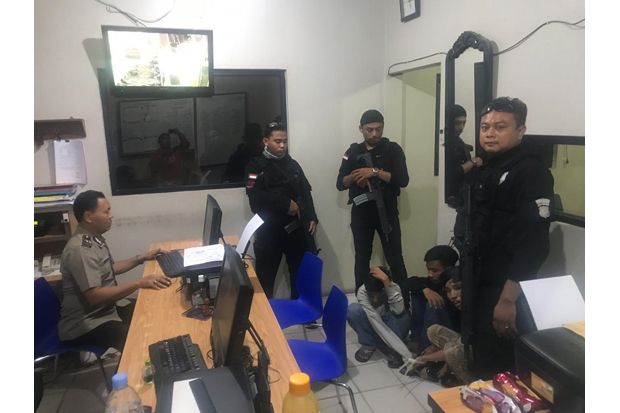 Sisir Jalanan, Tiga...