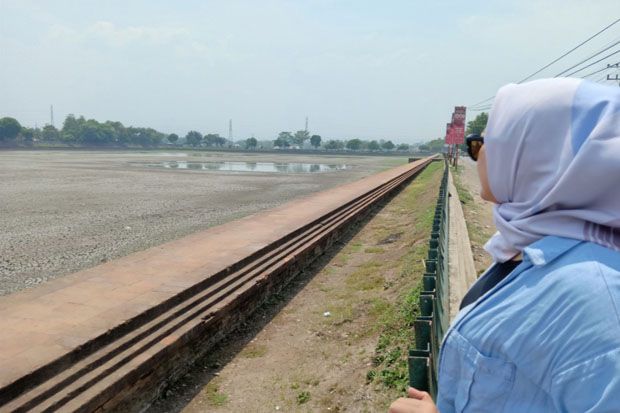 Kemarau Panjang, Kolam...