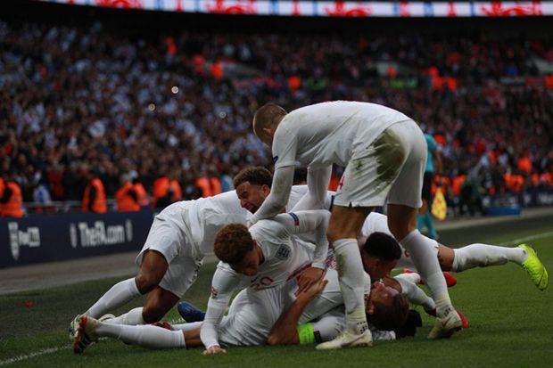 Comeback, Inggris Singkirkan...