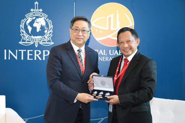 Polisi Hong Kong Belajar...