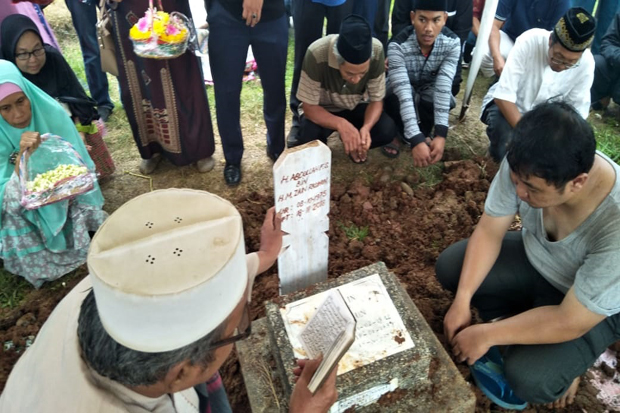 Jenazah Dufi Dimakamkan...