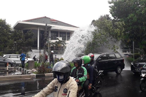 Hydran Ditabrak Mobil,...
