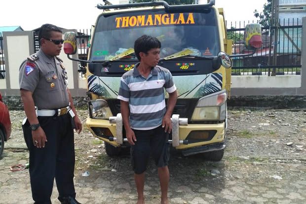 Tabrakan dengan Truk,...
