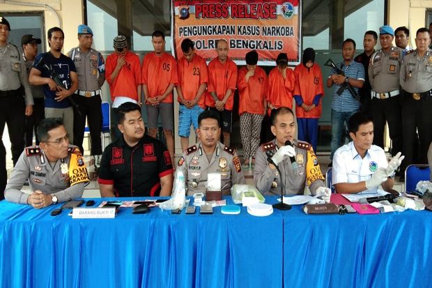 Oknum Polisi dan 6 Warga...