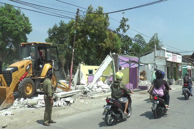 Puluhan Bangunan Sepanjang...