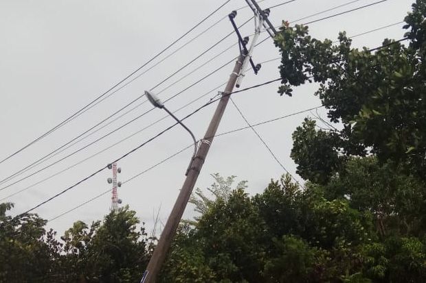 Diterjang Hujan Badai,...