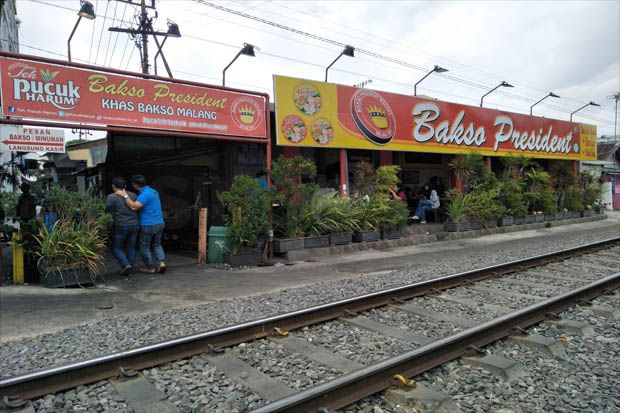 Sensasi Makan di Pinggir...