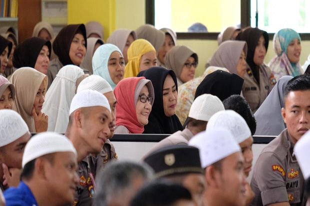 Ratusan Polisi Ramaikan...