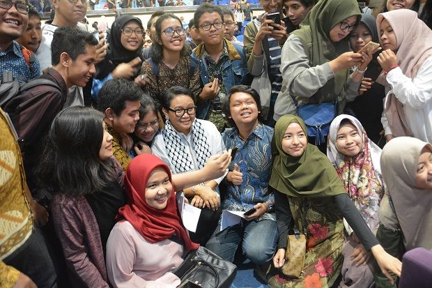 Menlu Retno Ajak Mahasiswa...