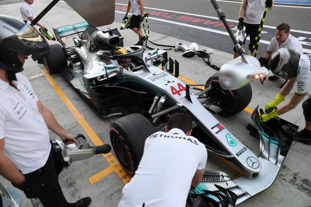 Hamilton Raih Pole di...