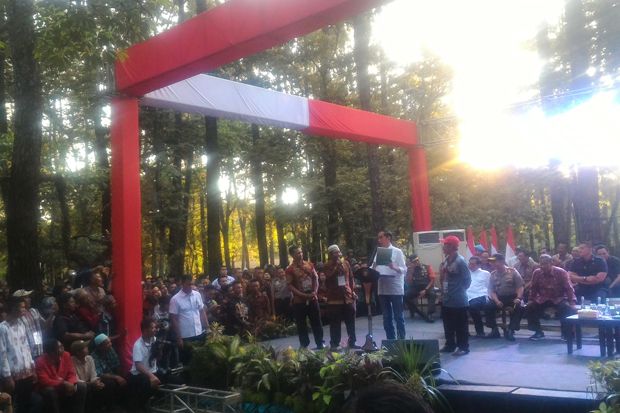 Jokowi Serahkan Sertifikat...