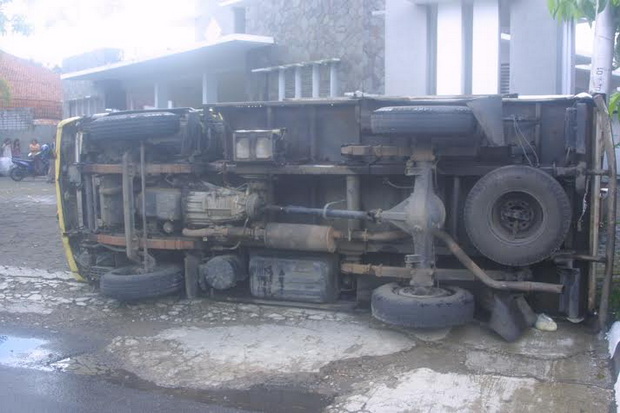Mobil Rombongan Santri...