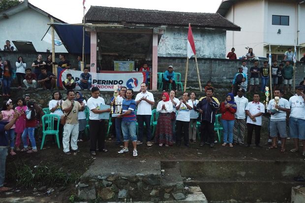 Ribuan Warga Padati...