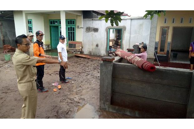 Kunjungi Lokasi Banjir,...