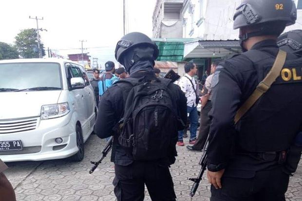 Polisi Buru Perampok...