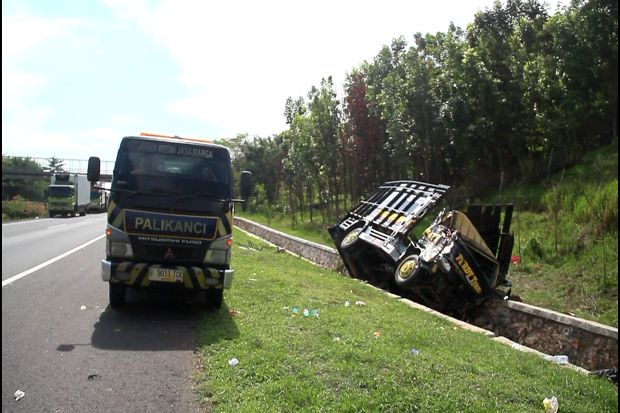 Truk vs Truk di Tol...