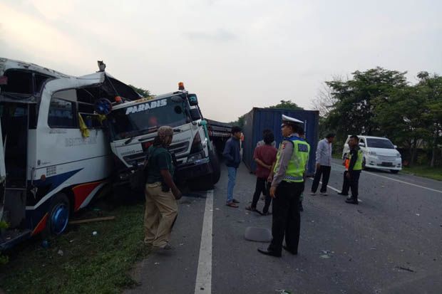 6 Mobil Terlibat Kecelakaan...