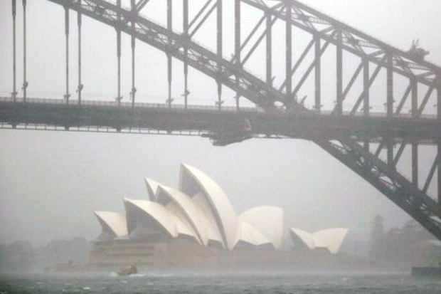 Badai Terjang Sydney,...