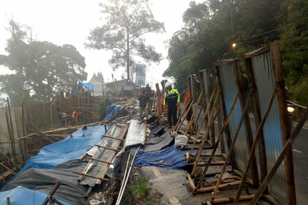 Retak Sepanjang 20 Meter,...