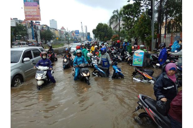 Pemkot Jaksel Bersihkan...