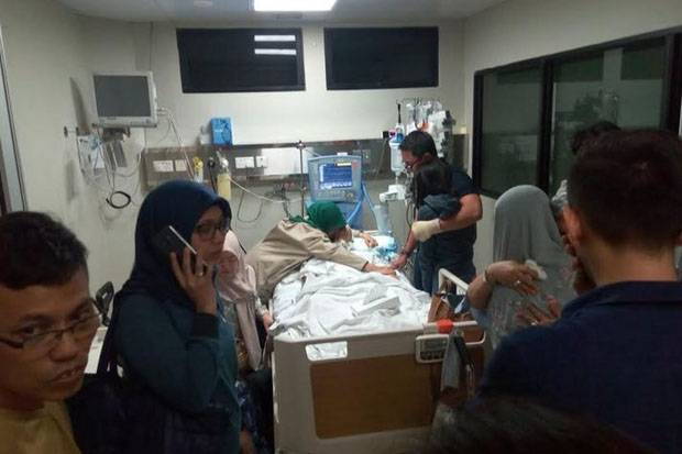 Ayah Zumi Zola Dimakamkan...