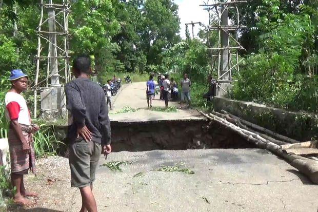 Diterjang Banjir Jembatan...