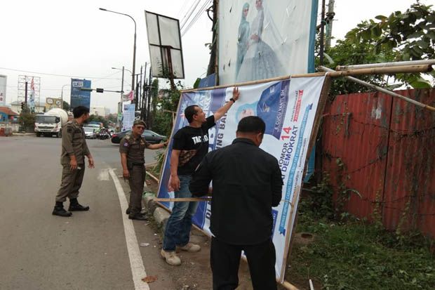 Satpol PP Turunkan Ratusan...