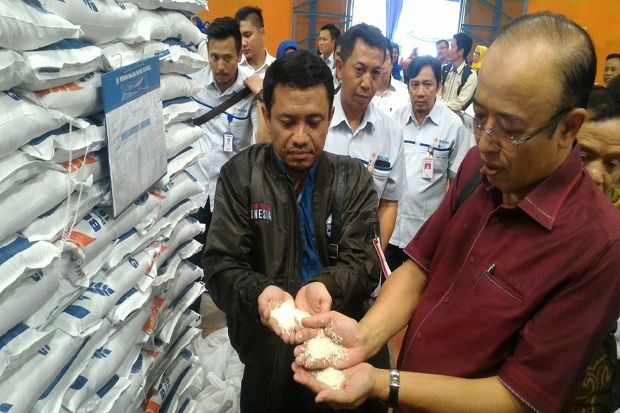 35 Ribu Ton Beras Menumpuk,...
