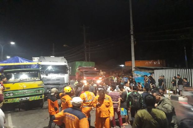 3 Truk Tabrakan di Jalur...