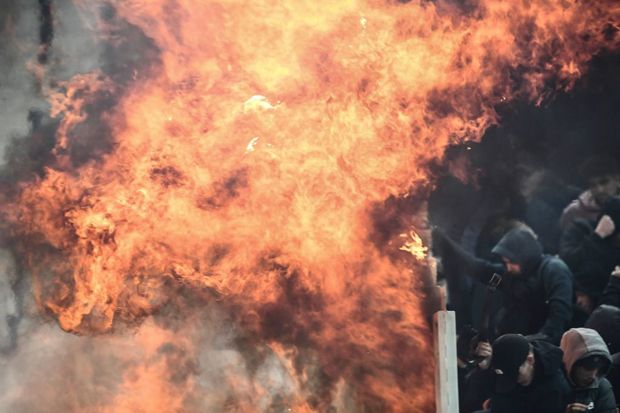 Efek Rusuh dan Bom Molotov,...