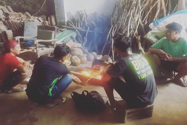 Warga di Desa Ini Tetap...