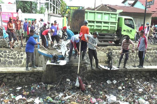 Sampah yang Tutupi Permukaan...