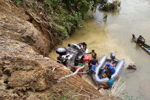 Travel Terjung ke Sungai,...