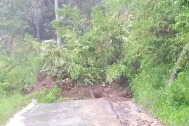 Longsor Tutup Jalan...