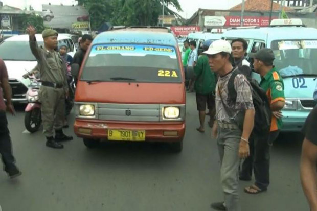Sopir Angkot di Pondok...