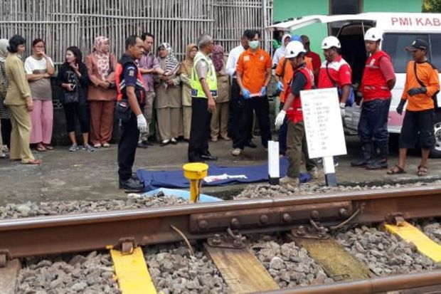 Seberangi Rel, Warga...