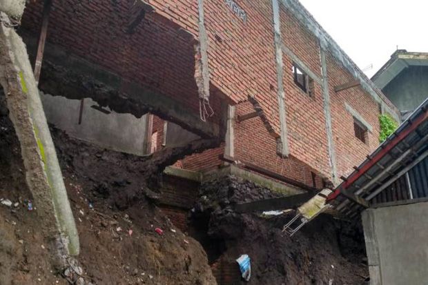 Talud Longsor, Dua Rumah...