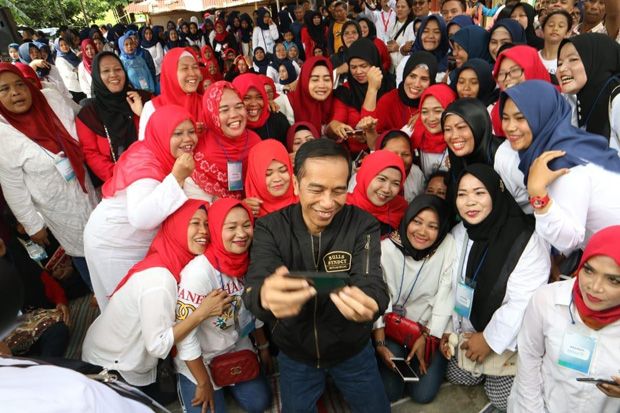 Jokowi dan Rini Berdialog...