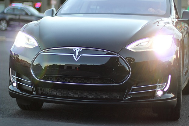 Tesla Ngebut Autopilot,...