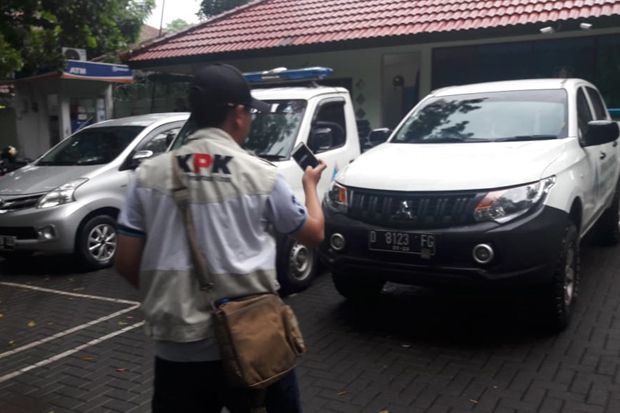 Tegang, Sejumlah Petugas...