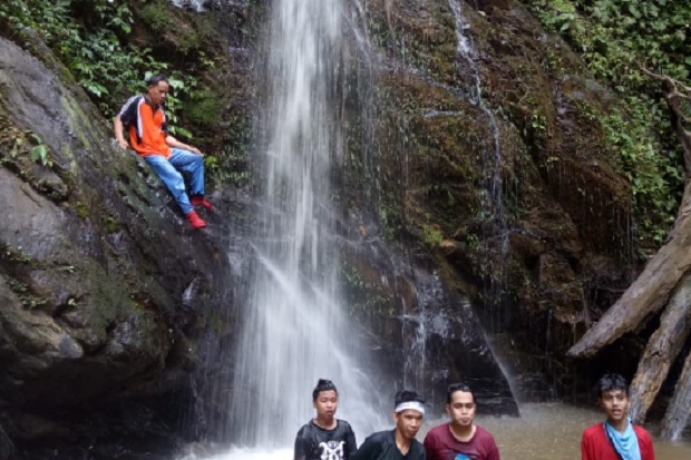 Air Terjun Belasan Tingkat...